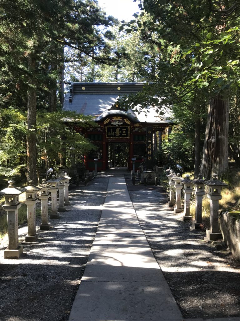 秩父三峯神社・秩父観光・パワースポットの地・三峯神社随身門
